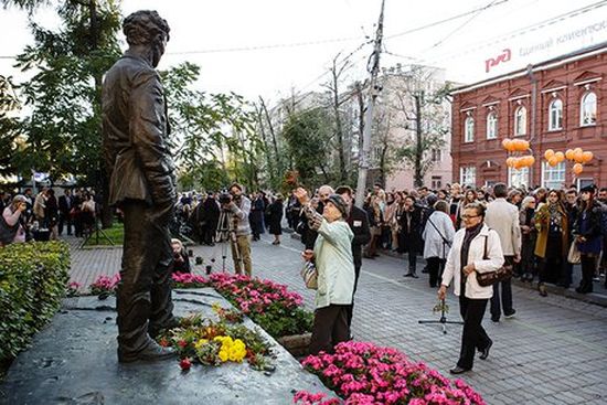 Памятник Александру Вампилову. Фото пресс-службы администрации Иркутска